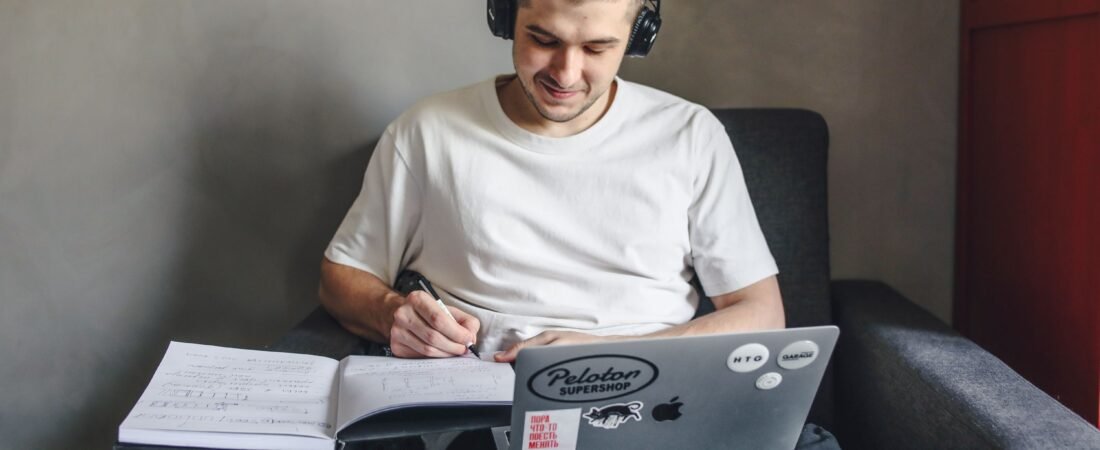 7 High-Paying Remote Internships for College Students This Year