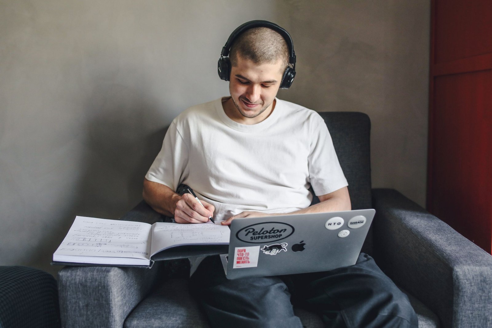 7 High-Paying Remote Internships for College Students This Year