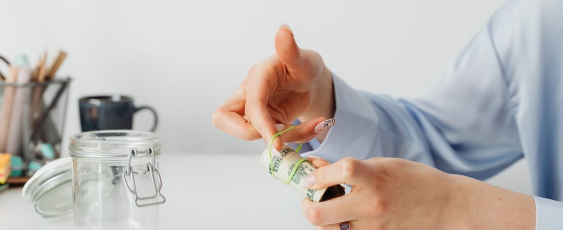 How to Build an Emergency Fund on a Low Student Income: A Zero-Debt Survival Guide