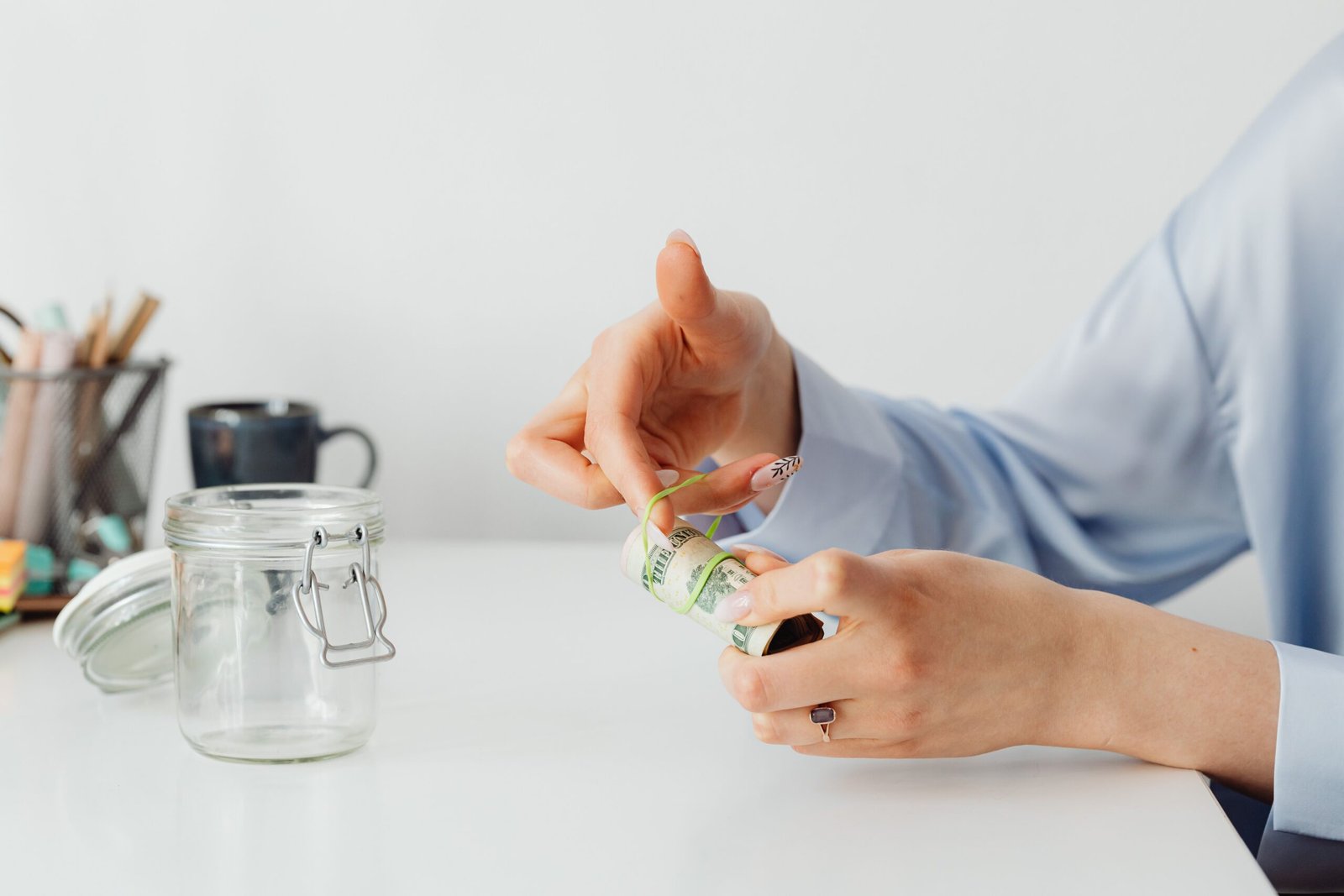 How to Build an Emergency Fund on a Low Student Income: A Zero-Debt Survival Guide